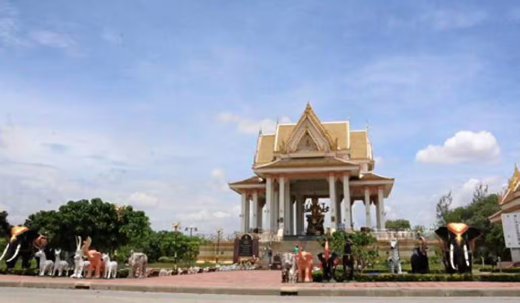 เทวาลัยพระพรหม เลยวัดอัมพันมาเล็กน้อย