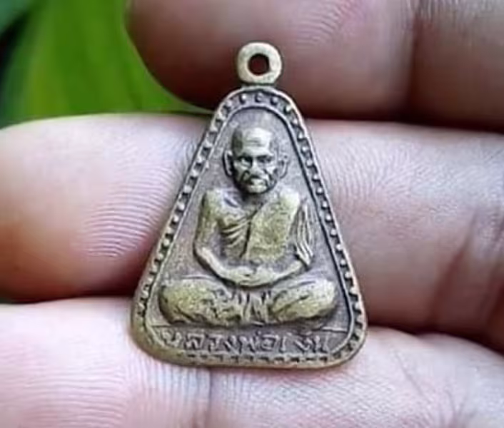 หลวงพ่อเงิน ปี 15 จอบใหญ่