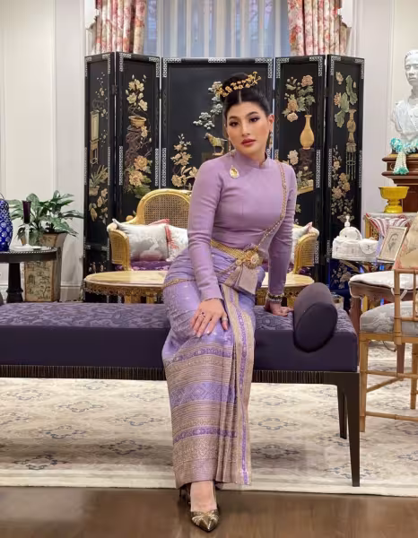 แบรนด์ “มาลากาญจน์” ออกแบบและสร้างสรรค์ดอกไม้ไหว  ถวายแด่สมเด็จพระเจ้าลูกเธอ เจ้าฟ้าสิริวัณณวรี นารีรัตนราชกัลยา เนื่องในวโรกาสให้คณะบุคคล เข้าเฝ้าทูลละอองพระบาท เนื่องในงานประชุม APEC 2022 ณ พระที่นั่งจักรีมหาปราสาท พระบรมมหาราชวัง